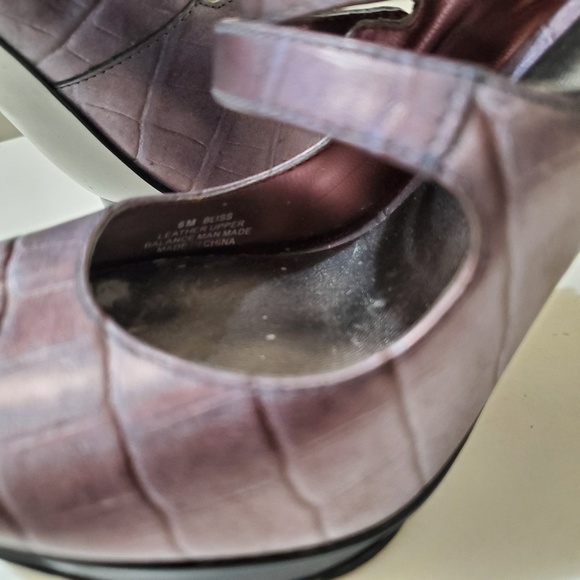 CARLOS SANTANA | Alligator Peep Toe Metallic Pump - Picture 4 of 5